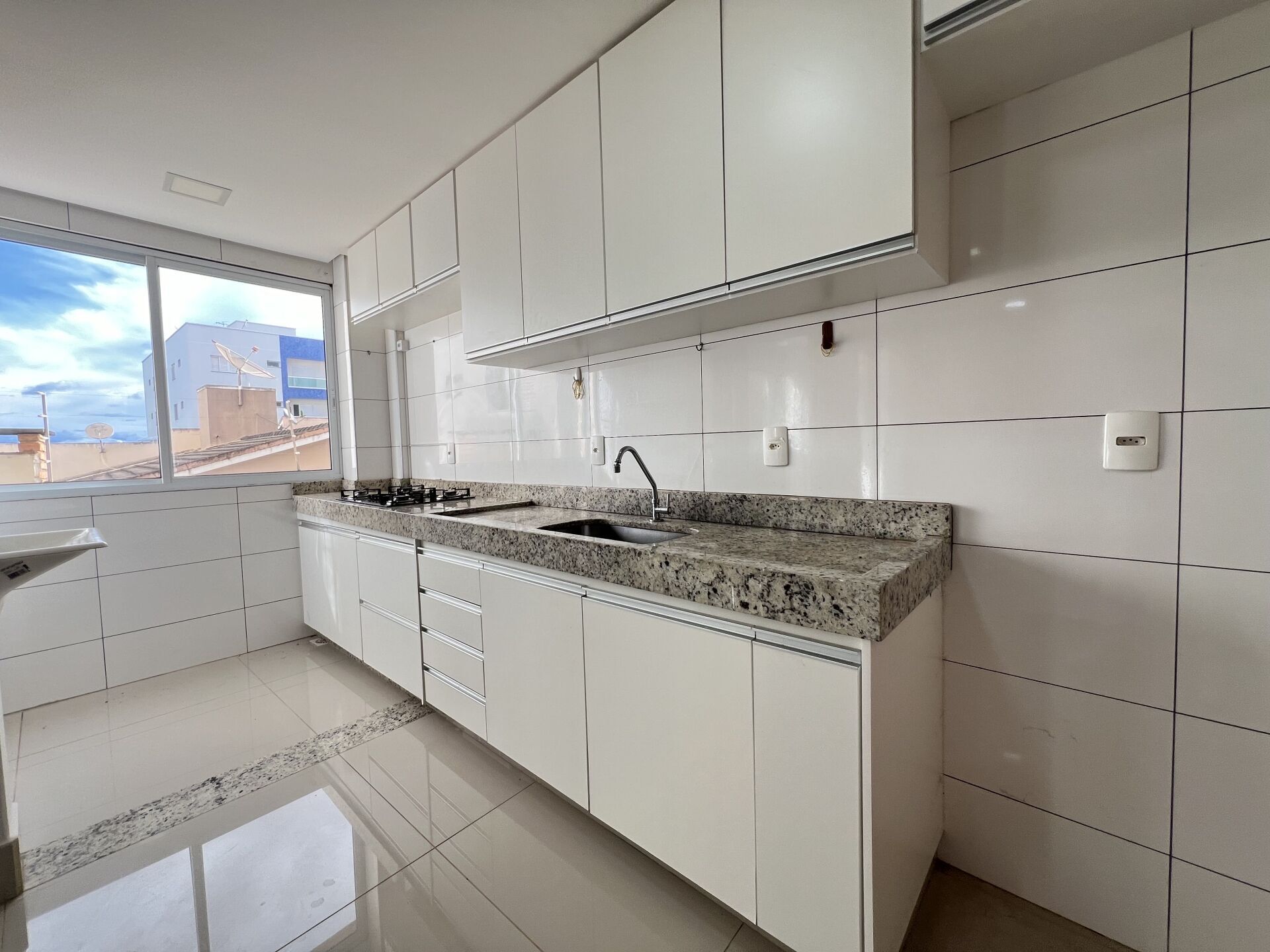 Apartamento à venda com 3 quartos, 107m² - Foto 2