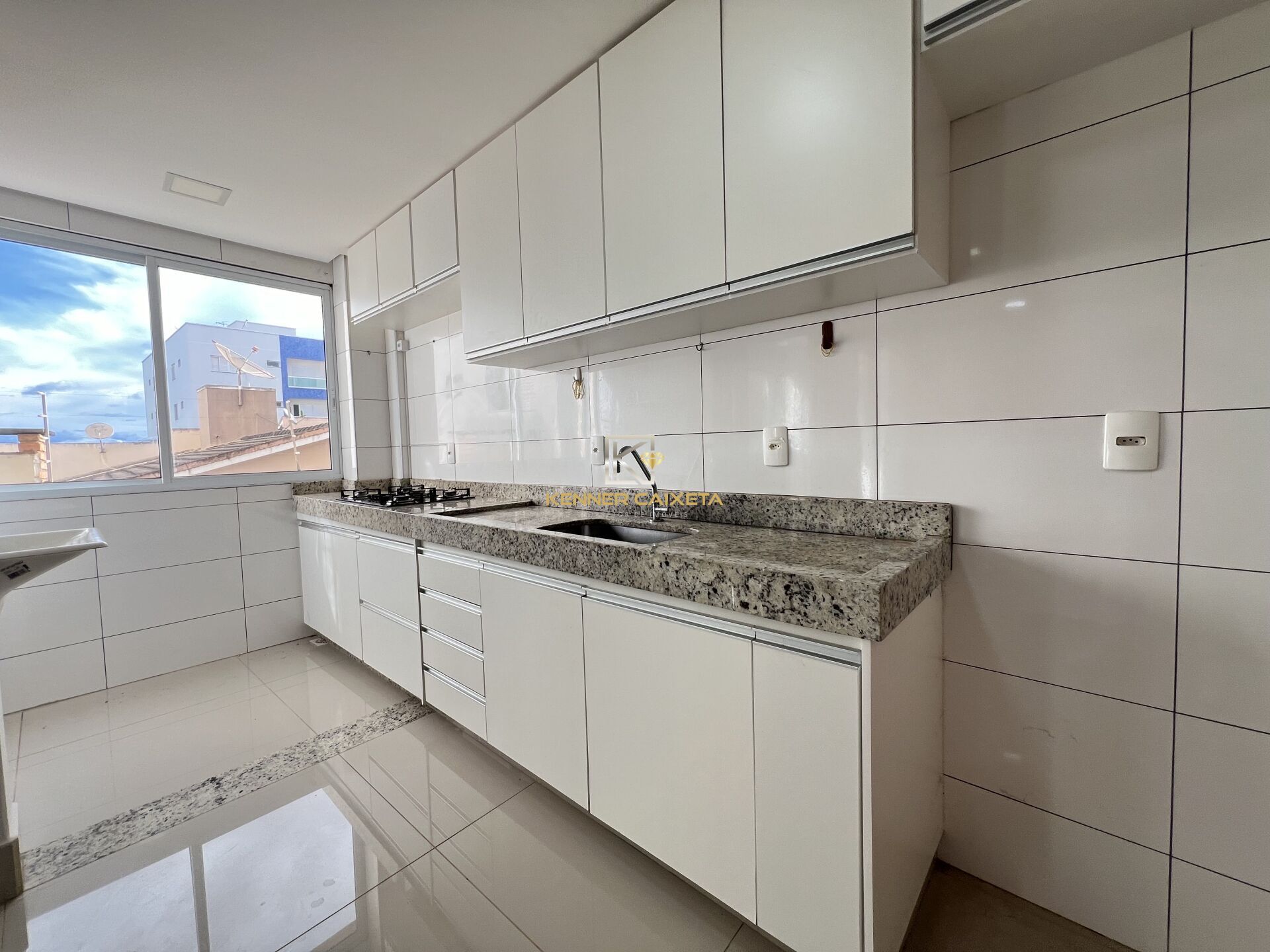 Apartamento à venda com 3 quartos, 107m² - Foto 2