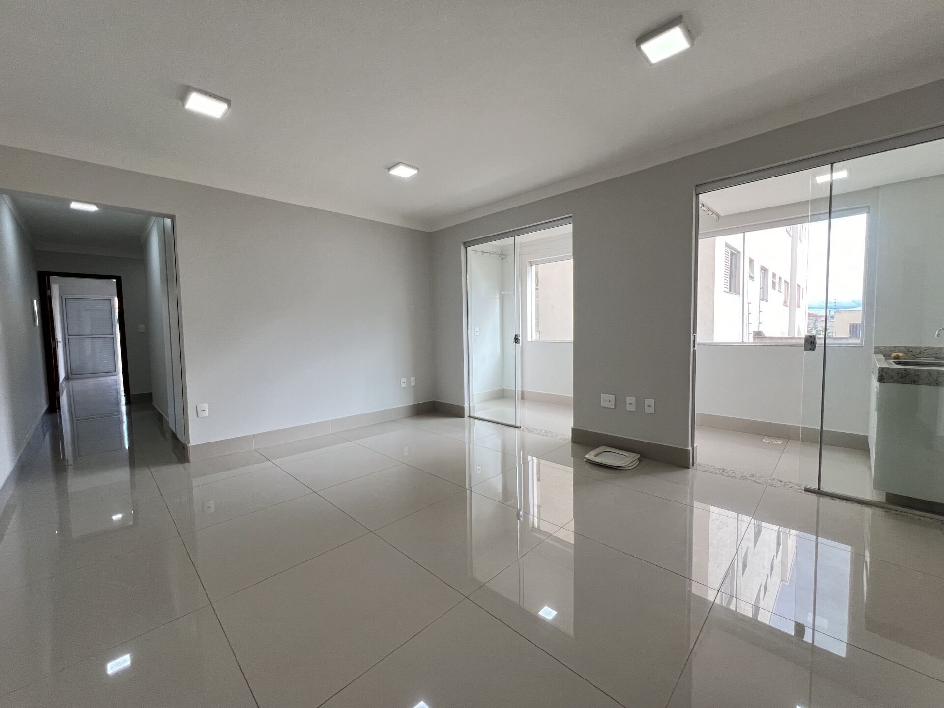 Apartamento à venda com 3 quartos, 107m² - Foto 1