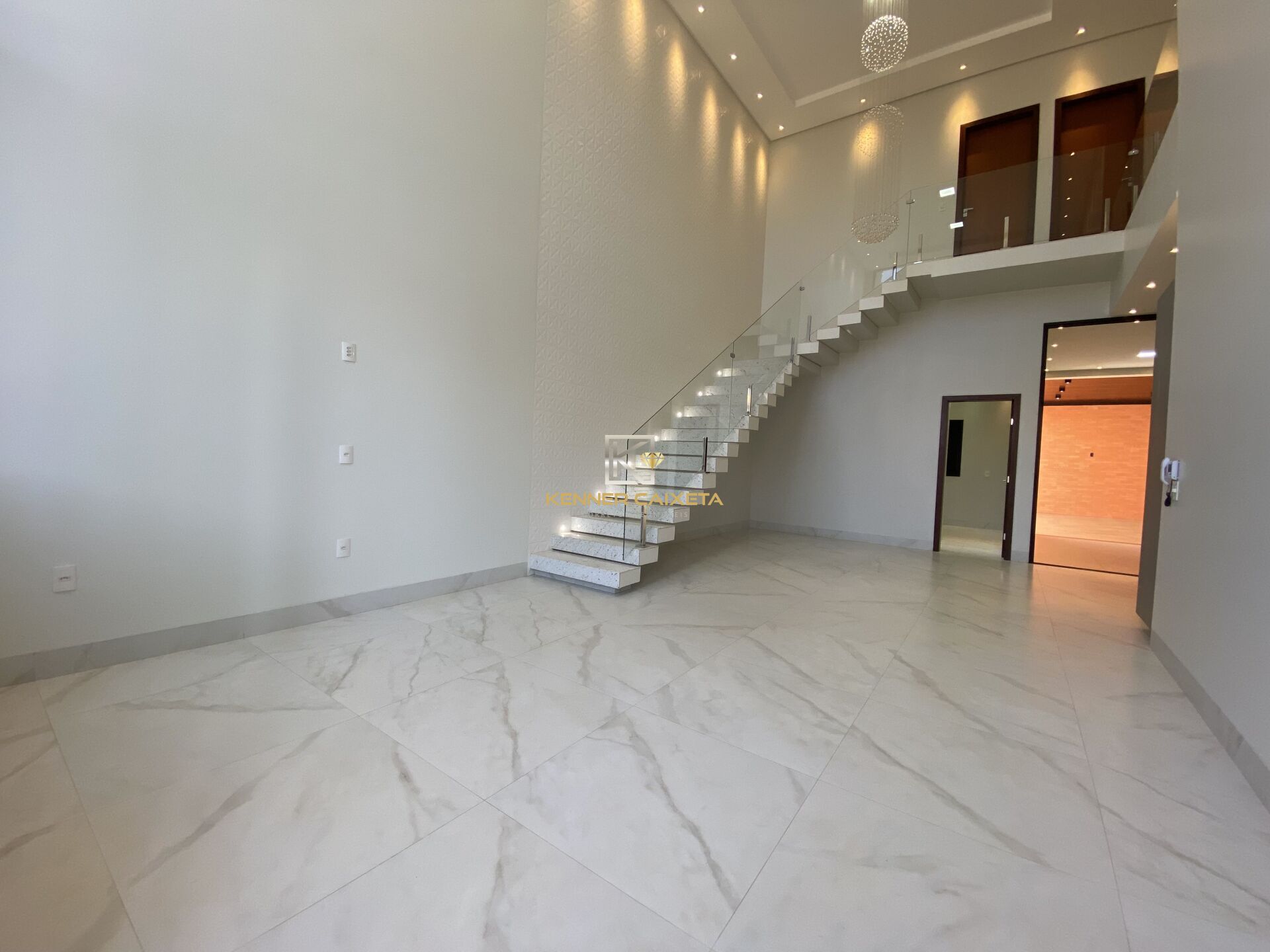 Casa à venda com 4 quartos, 236m² - Foto 1