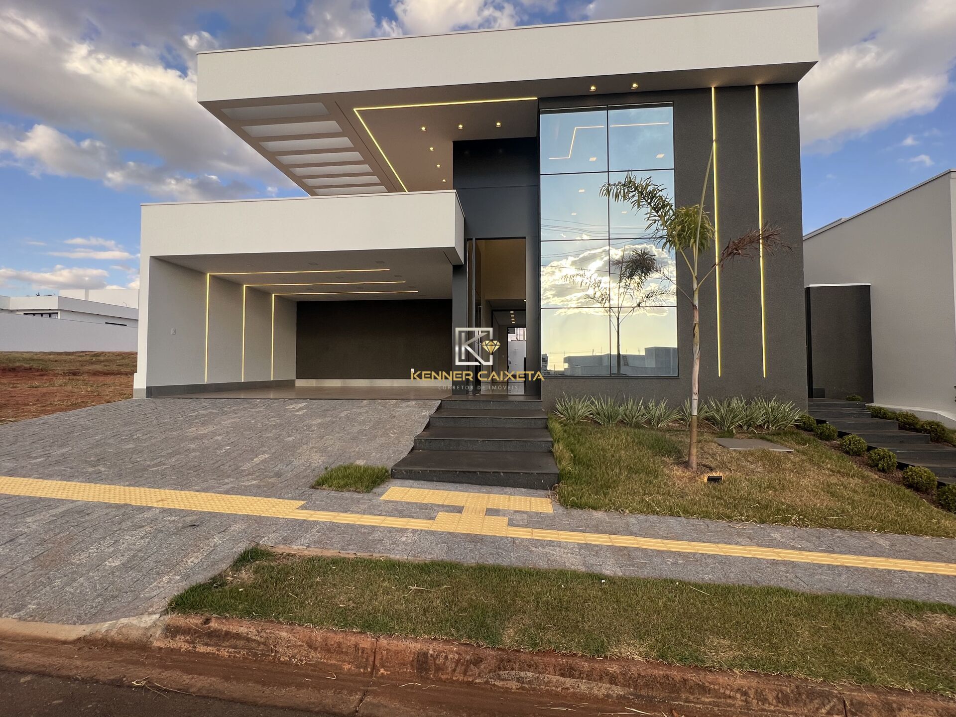 Casa à venda com 3 quartos, 225m² - Foto 1