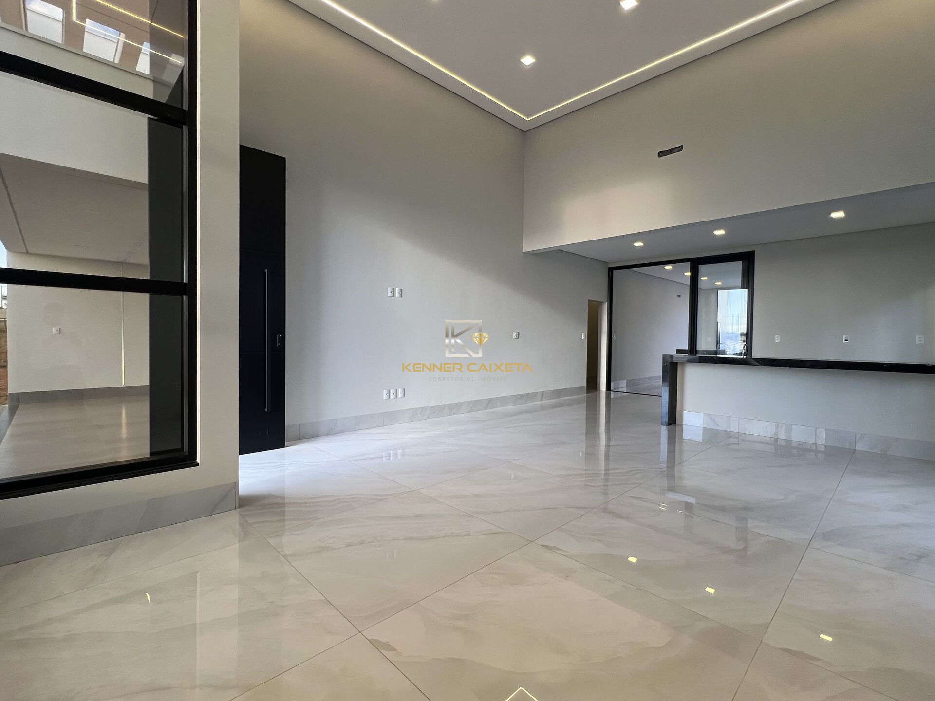 Casa à venda com 3 quartos, 225m² - Foto 2