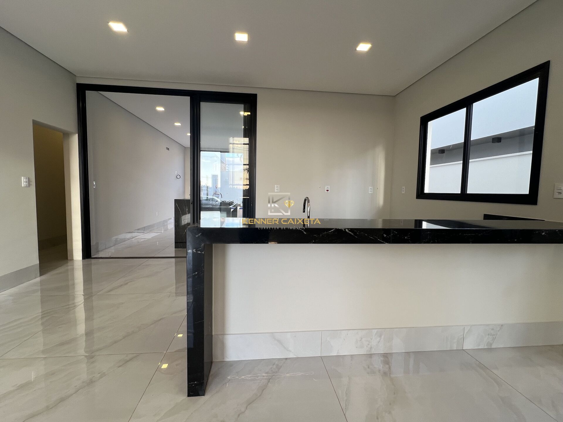 Casa à venda com 3 quartos, 225m² - Foto 4