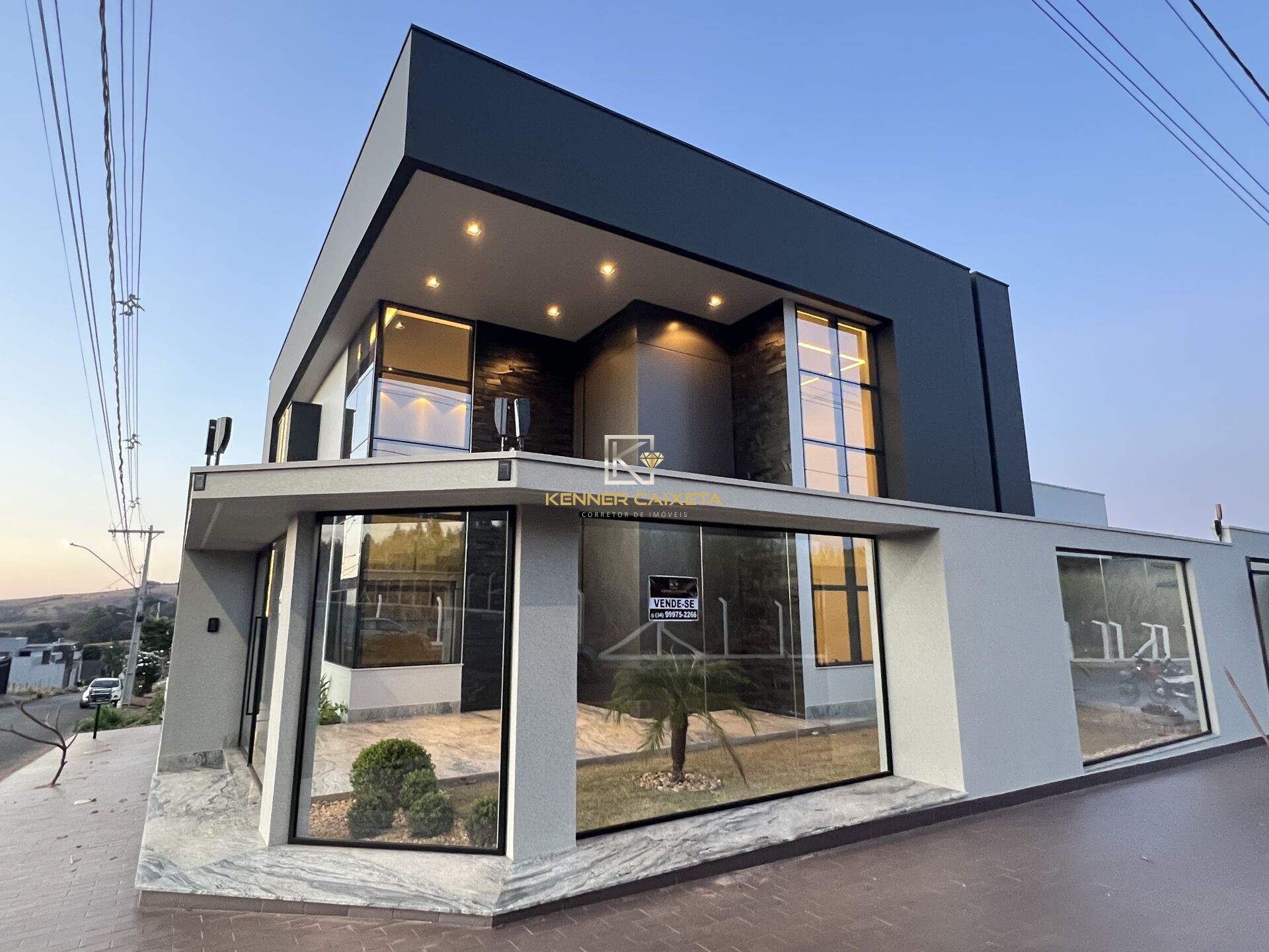 Casa à venda com 4 quartos, 313m² - Foto 1