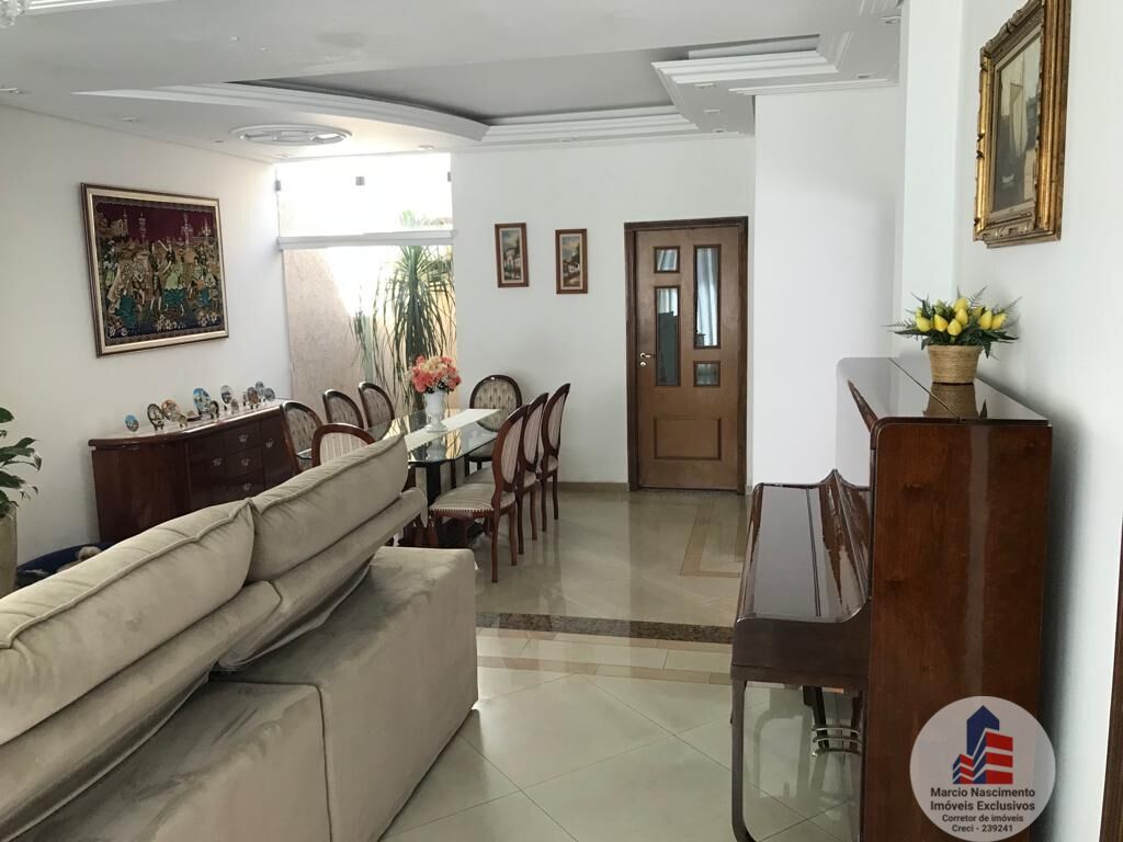 Casa à venda com 5 quartos, 200m² - Foto 1