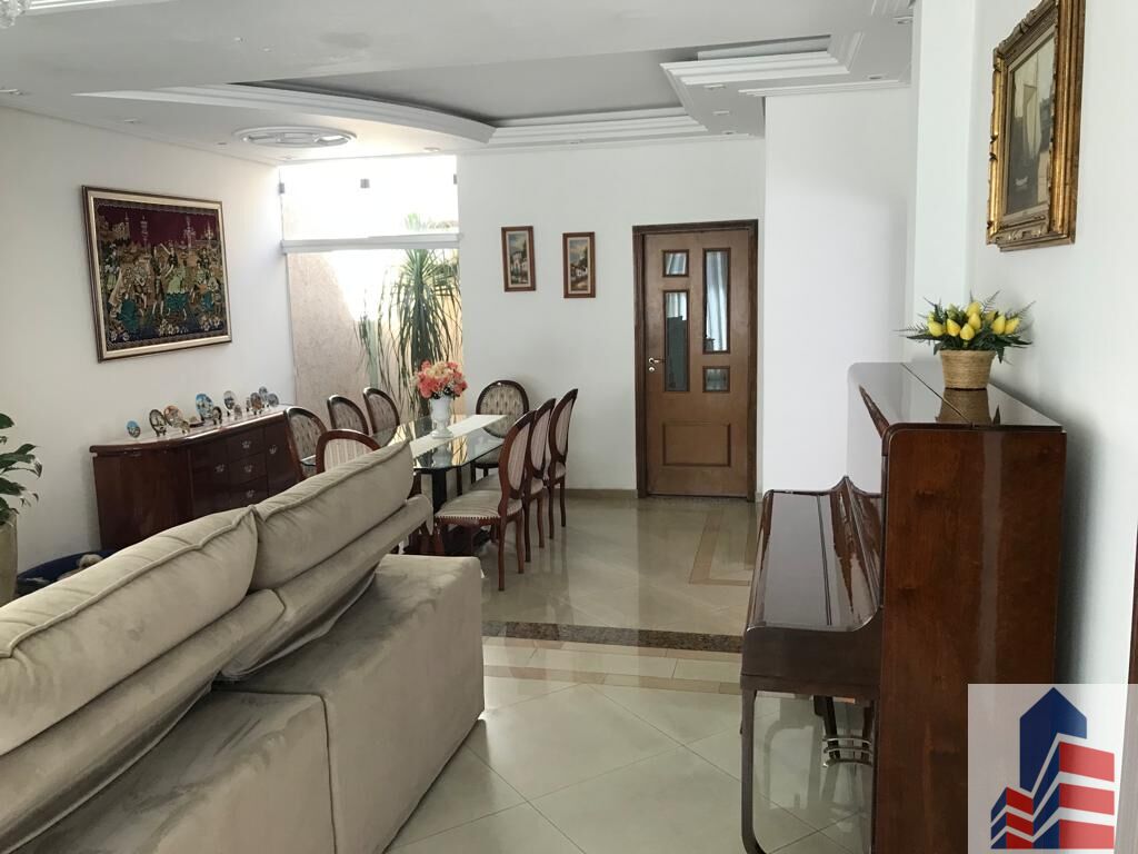 Casa à venda com 5 quartos, 200m² - Foto 1