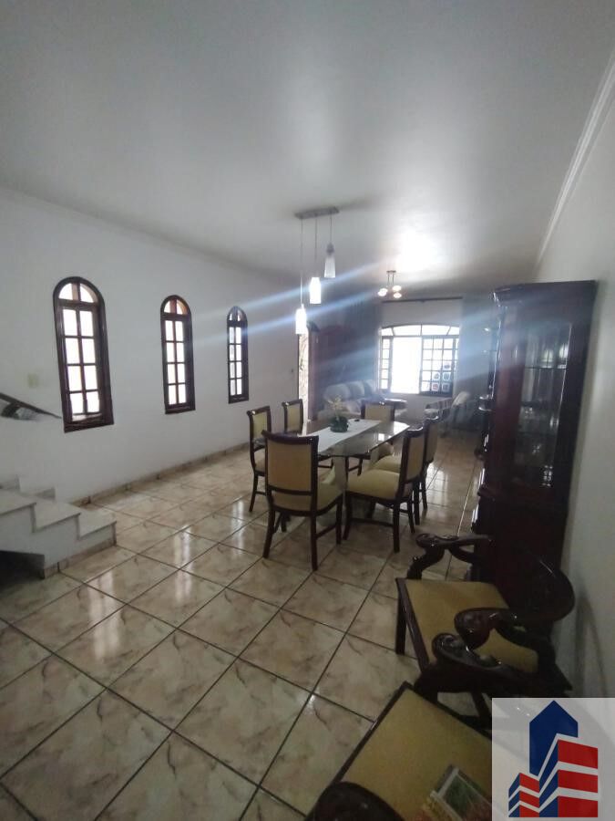 Sobrado à venda com 3 quartos, 225m² - Foto 1