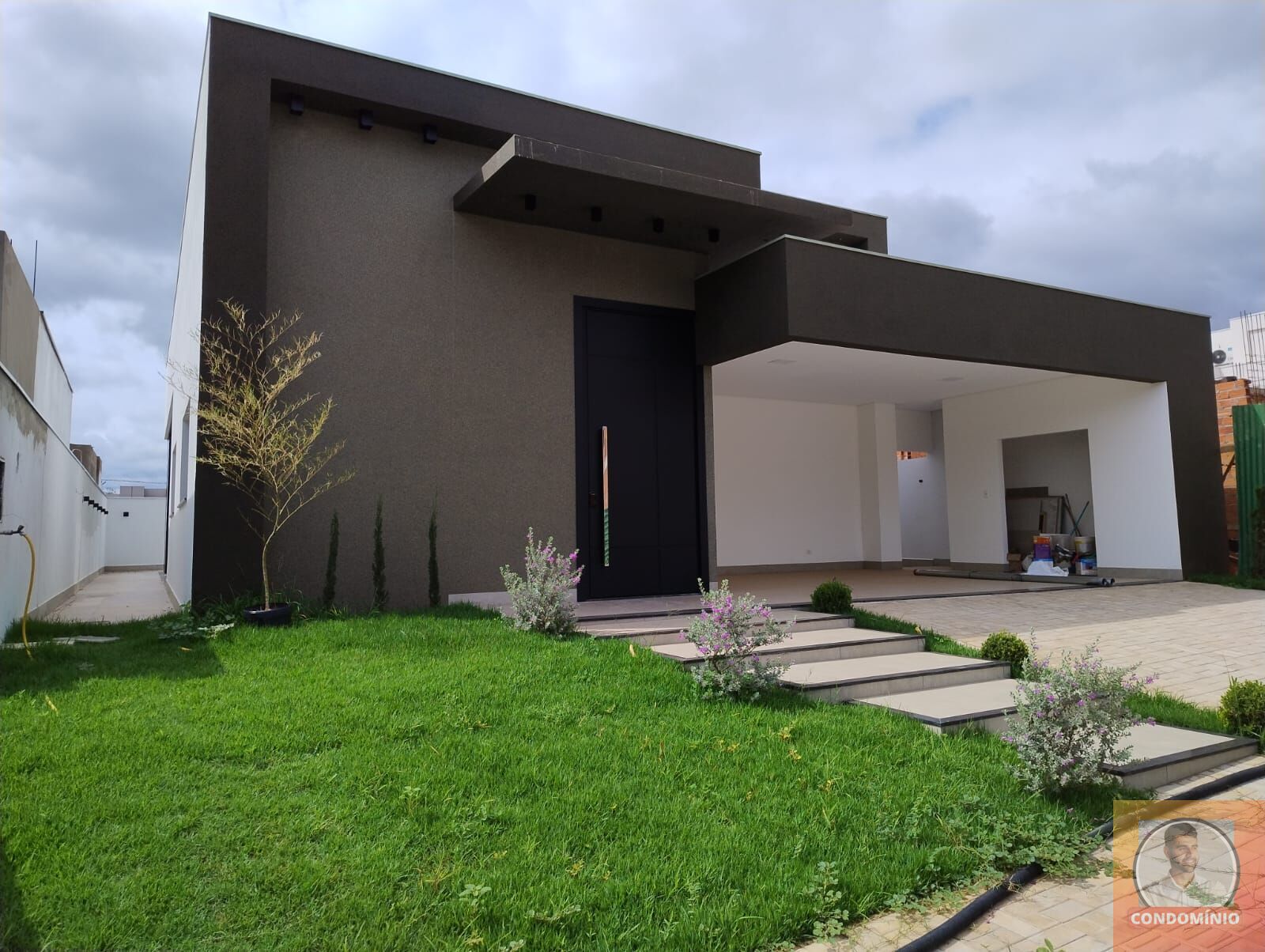 Casa de Condomínio à venda com 3 quartos, 240m² - Foto 1