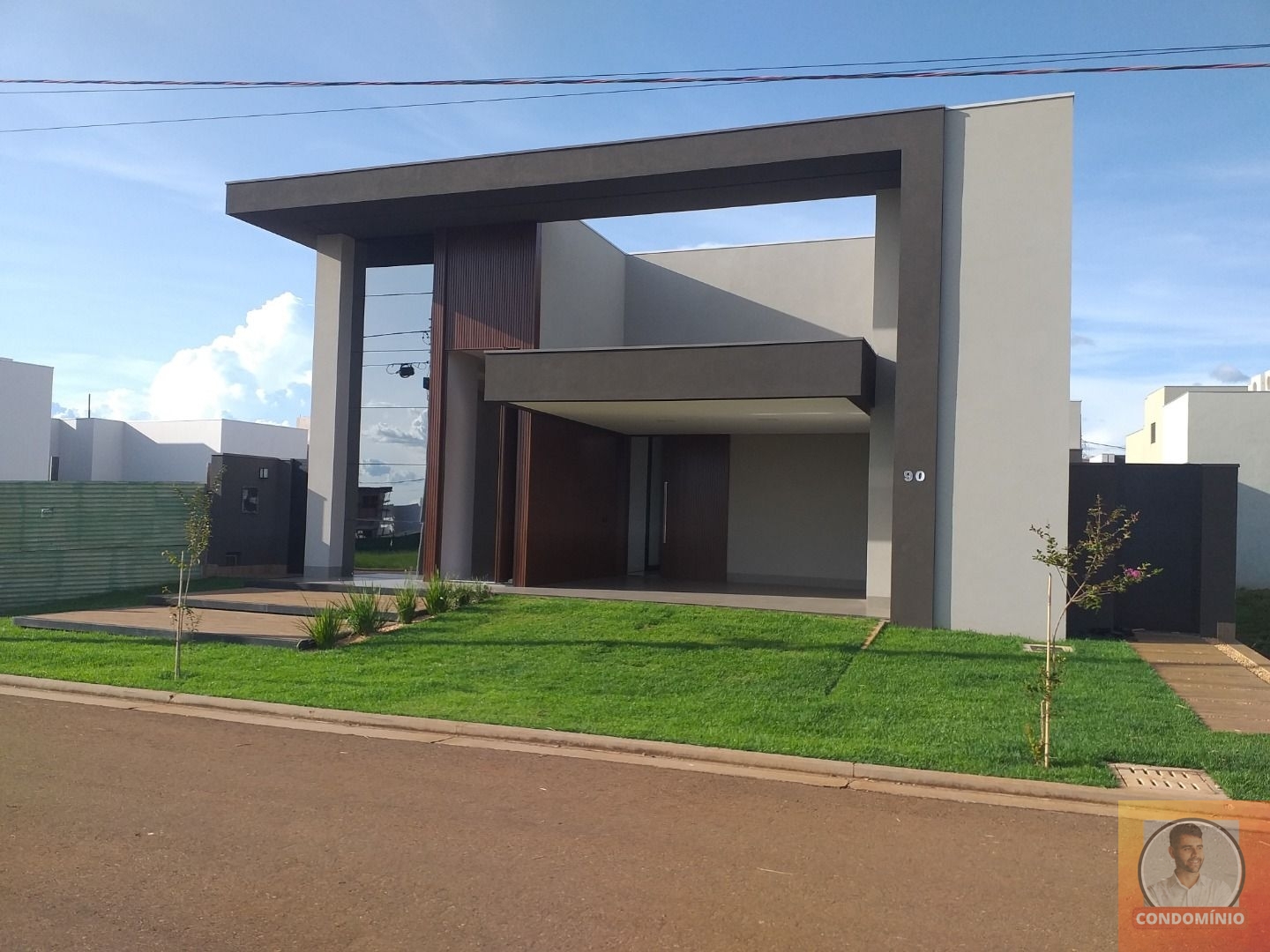 Casa à venda com 3 quartos, 240m² - Foto 1