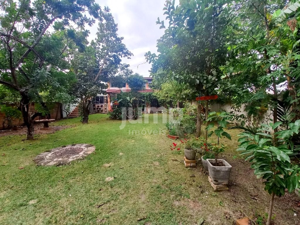 Casa à venda com 3 quartos, 200m² - Foto 1