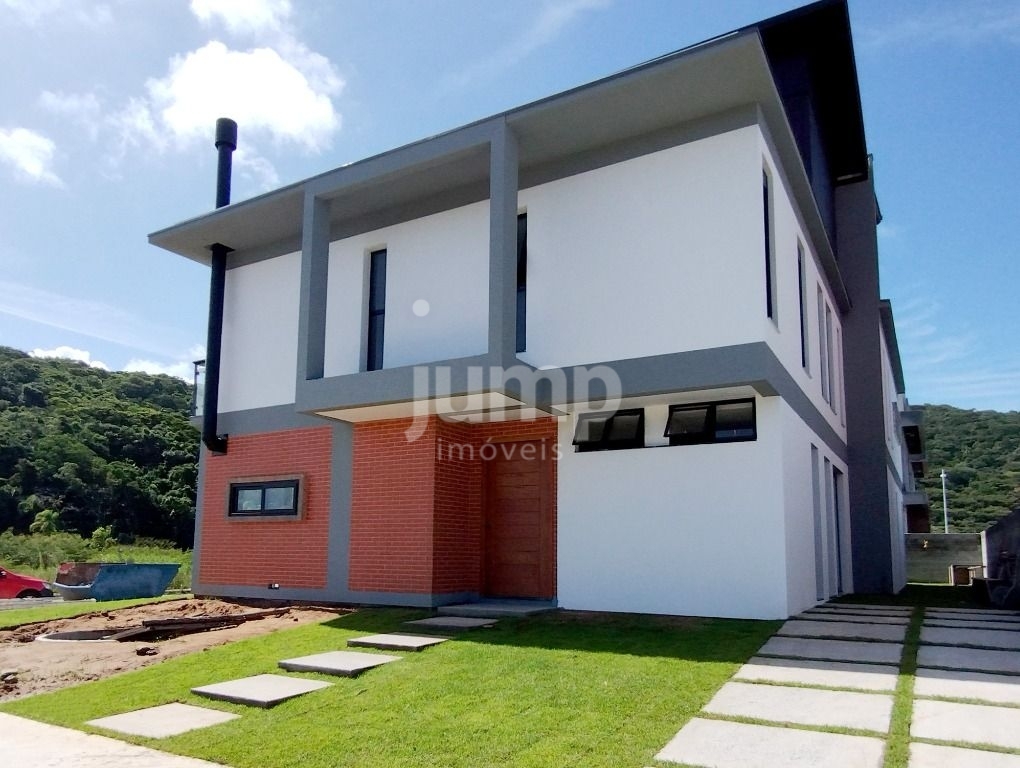 Casa à venda com 3 quartos, 174m² - Foto 1