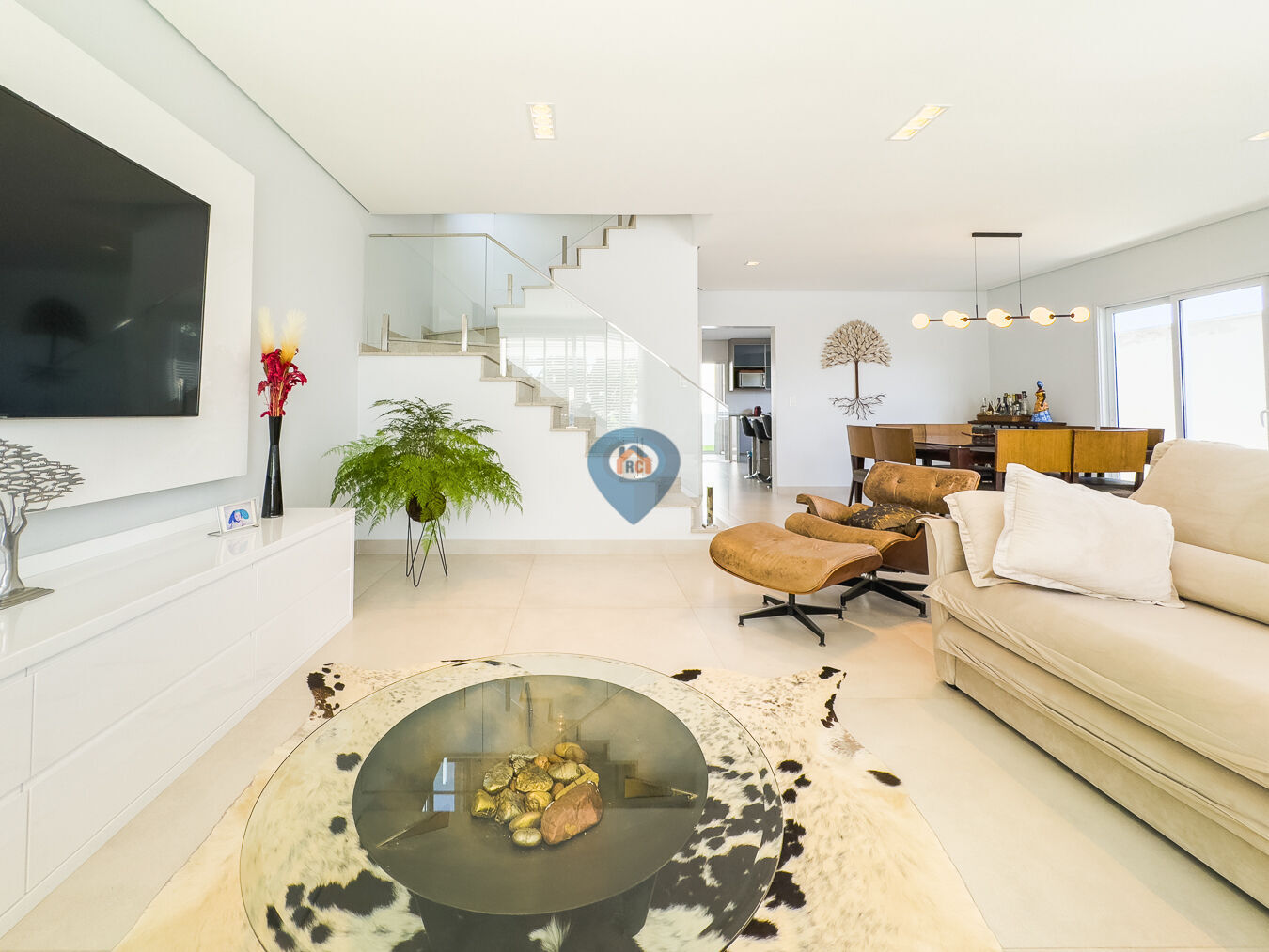 Casa de Condomínio à venda com 4 quartos, 250m² - Foto 1