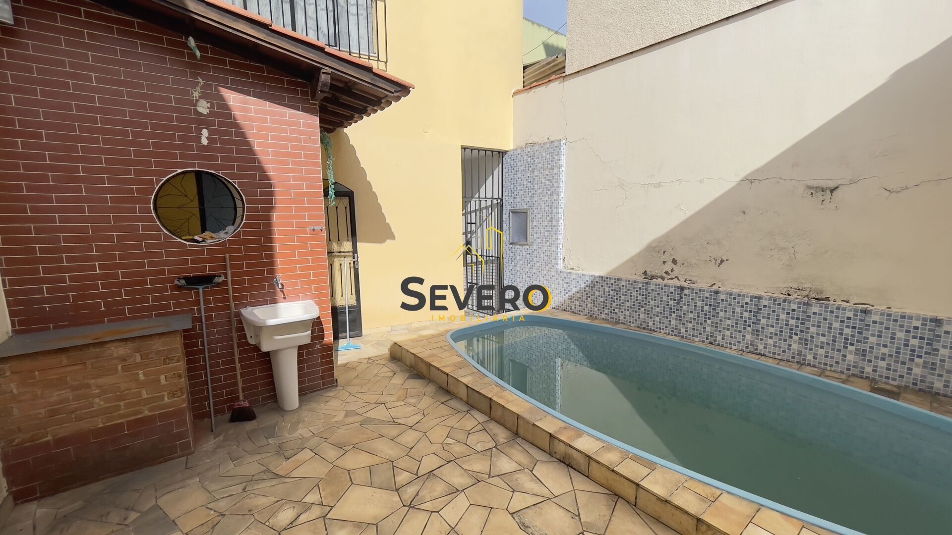 Casa à venda com 3 quartos, 260m² - Foto 1