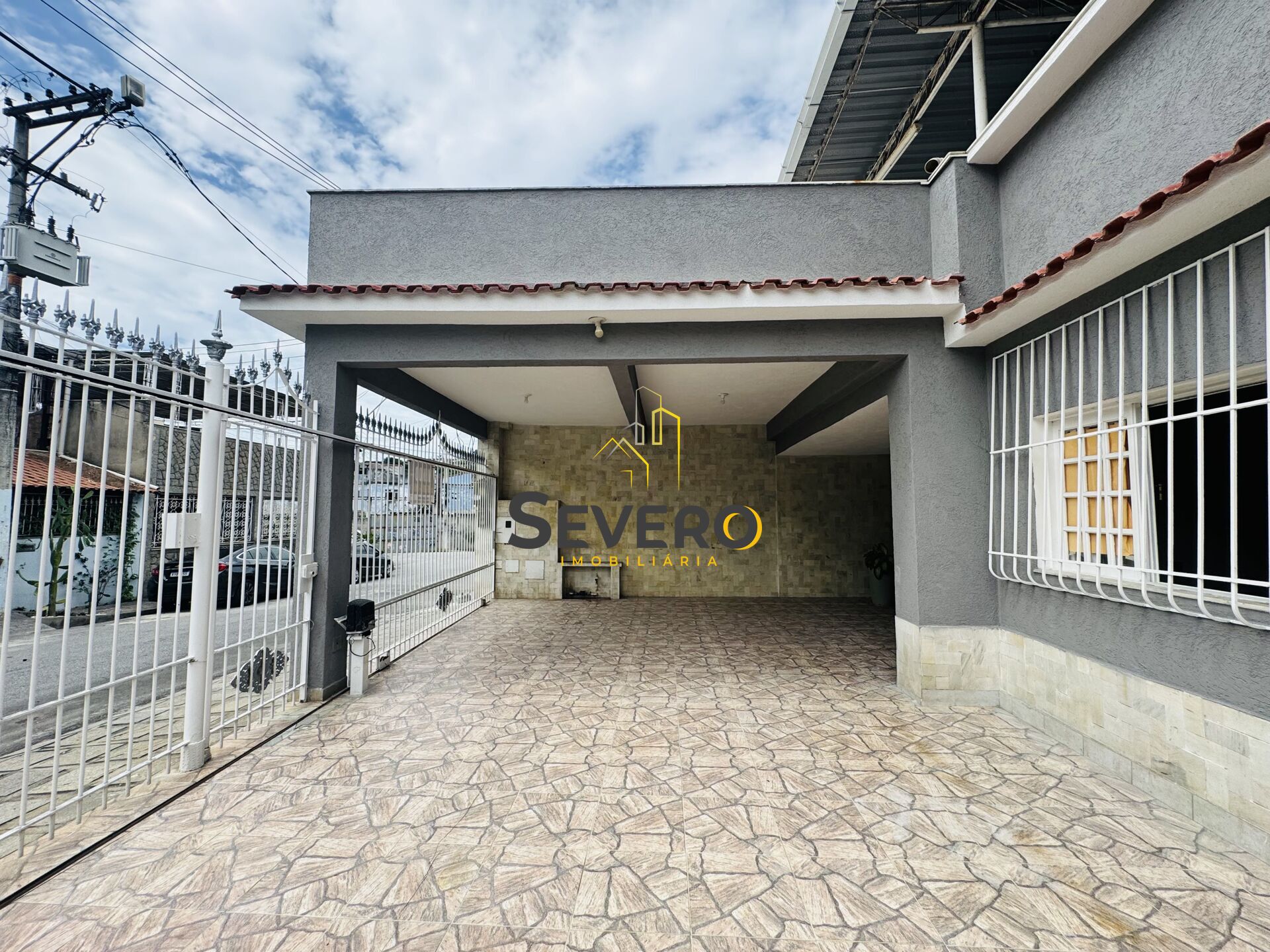 Casa à venda com 3 quartos, 215m² - Foto 2