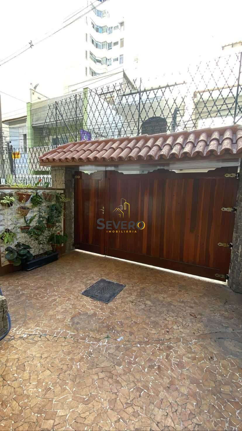 Casa à venda com 5 quartos, 200m² - Foto 1