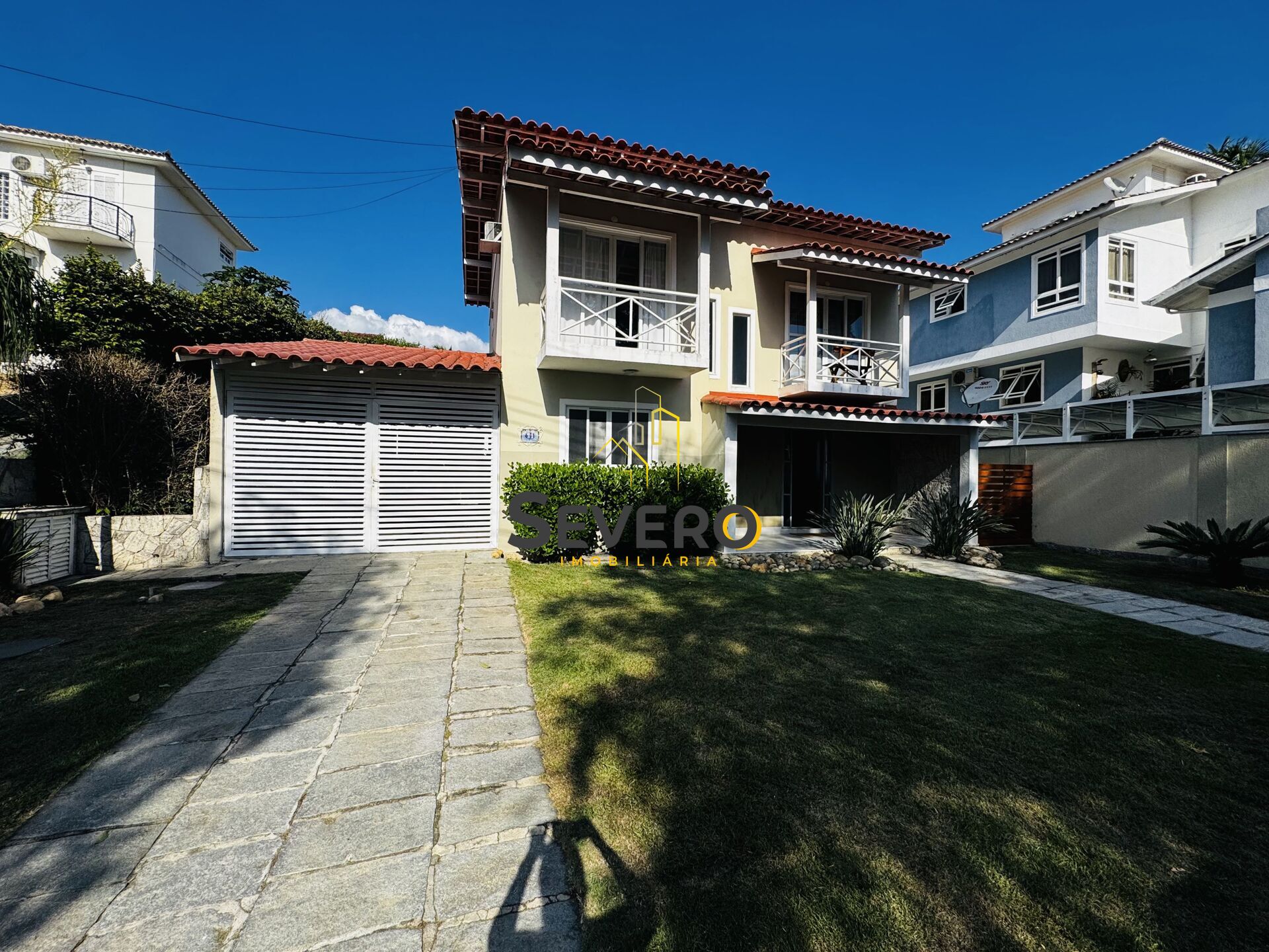 Casa à venda com 3 quartos, 182m² - Foto 1