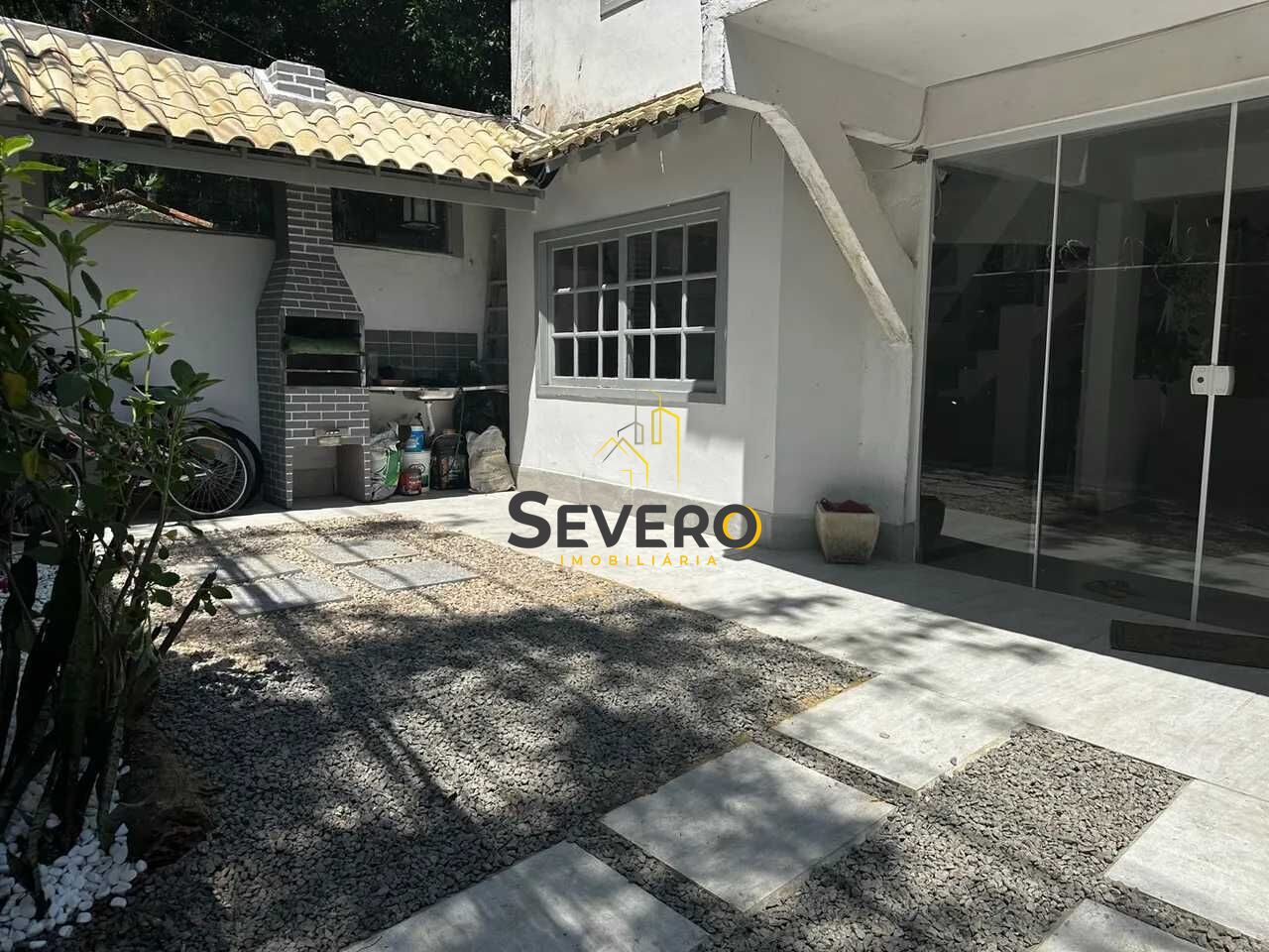 Casa à venda com 3 quartos, 177m² - Foto 1