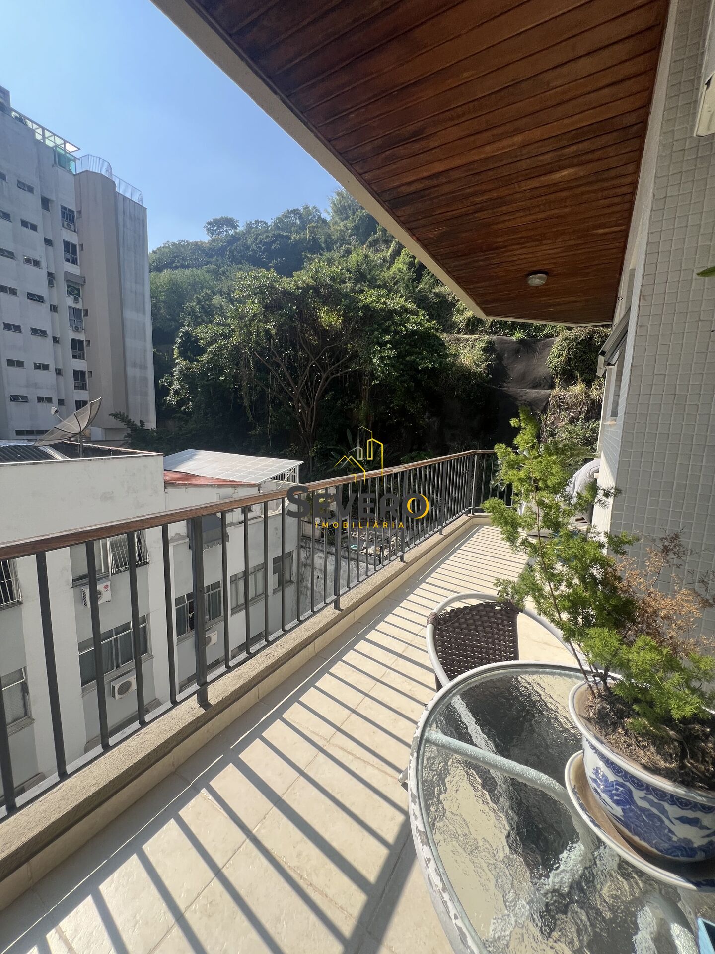 Apartamento à venda com 3 quartos, 150m² - Foto 2