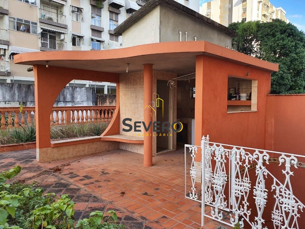 Casa de Condomínio à venda com 4 quartos, 240m² - Foto 1