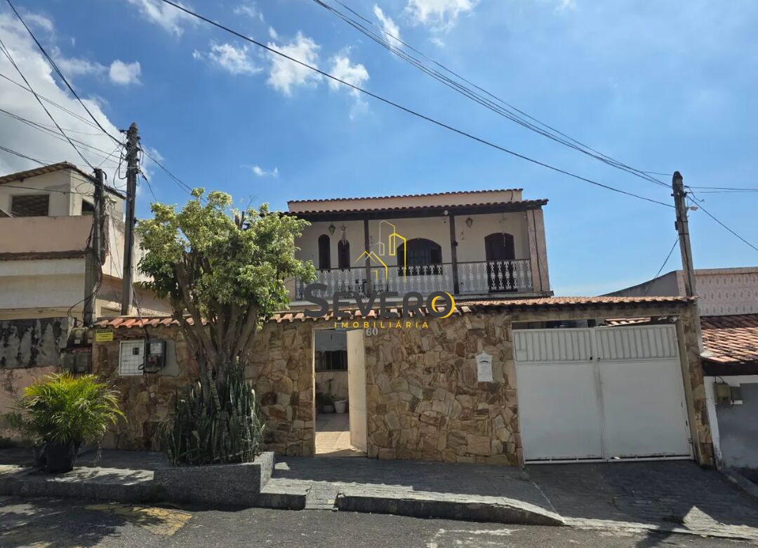 Casa à venda com 3 quartos, 300m² - Foto 1