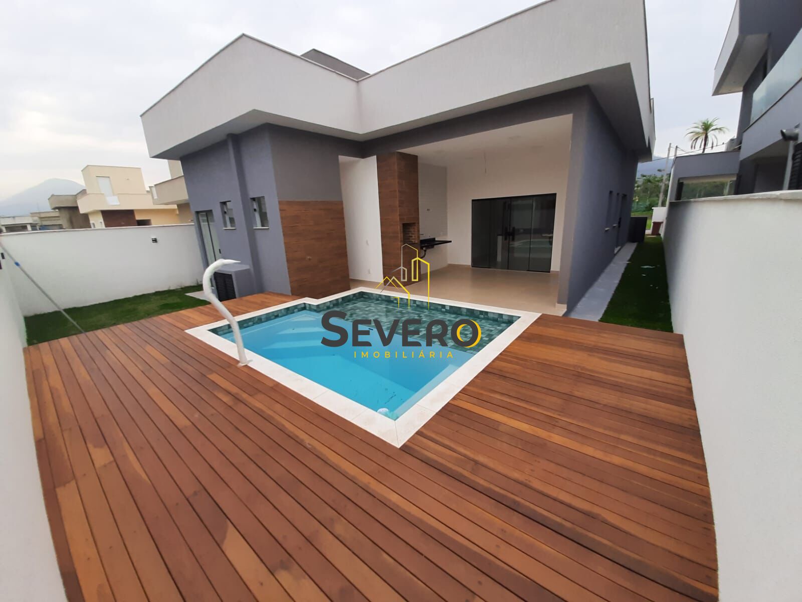 Casa à venda com 3 quartos, 370m² - Foto 1