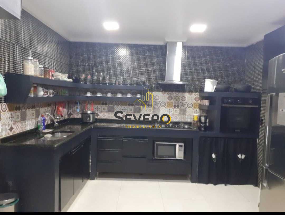 Casa à venda com 3 quartos, 305m² - Foto 2