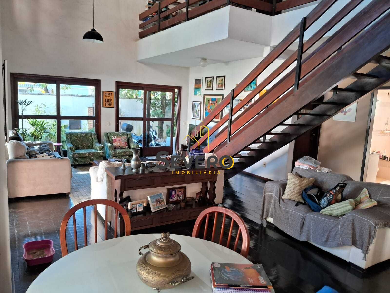 Casa à venda com 3 quartos, 246m² - Foto 1