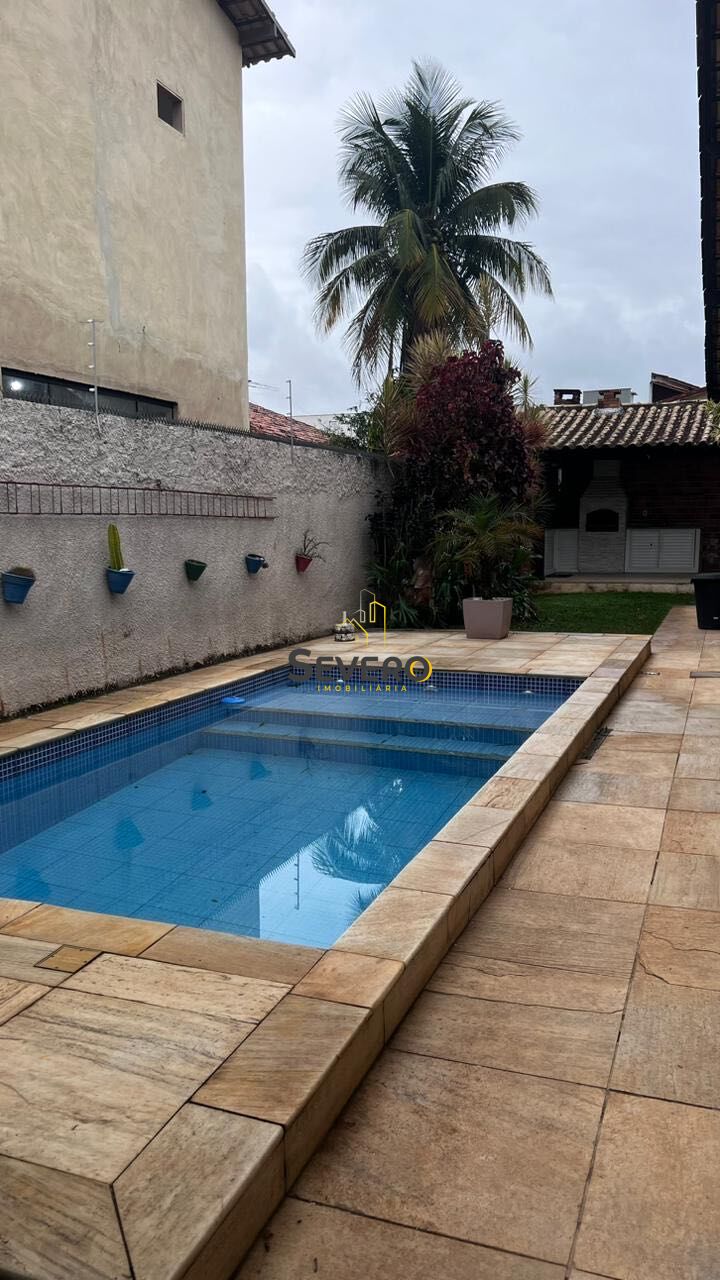 Casa à venda com 3 quartos, 200m² - Foto 1