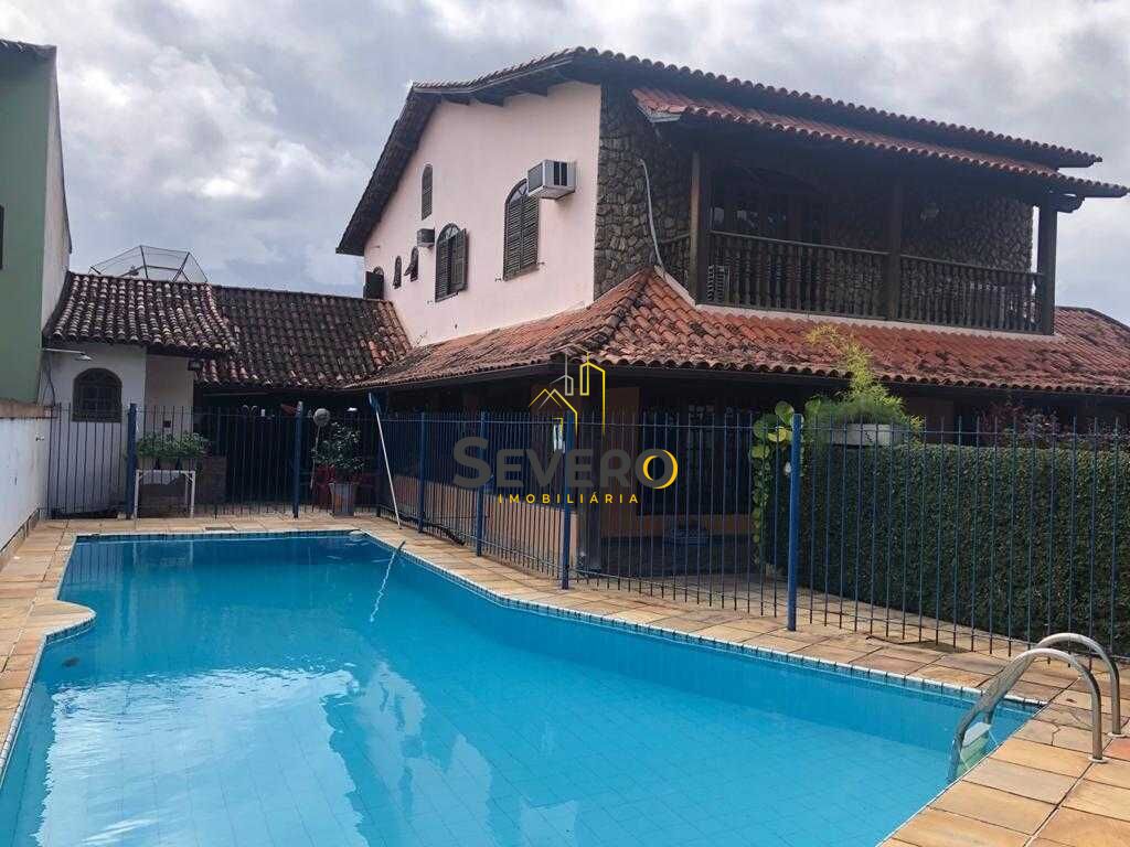 Casa à venda com 5 quartos, 300m² - Foto 1