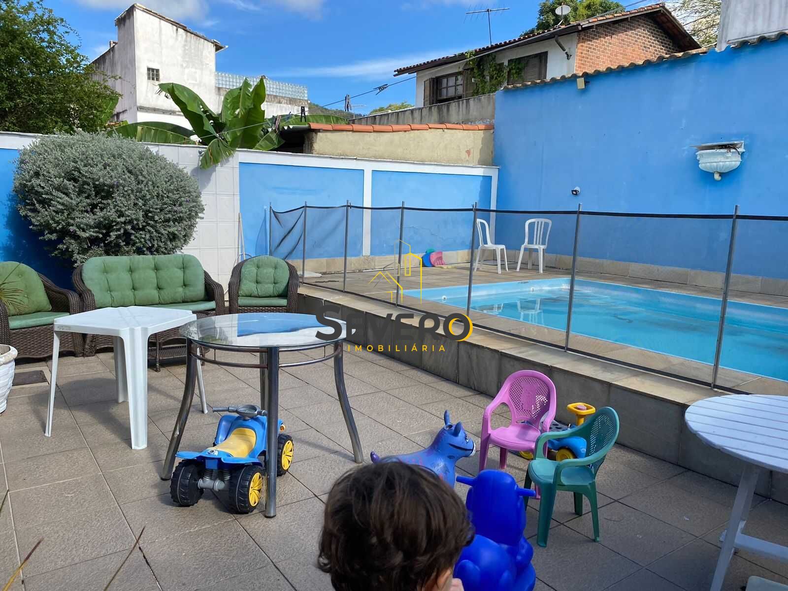 Casa à venda com 4 quartos, 207m² - Foto 1