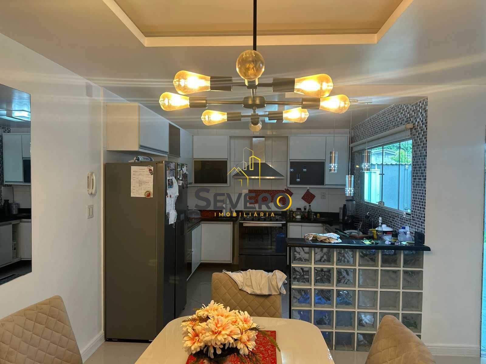 Casa à venda com 3 quartos, 210m² - Foto 1