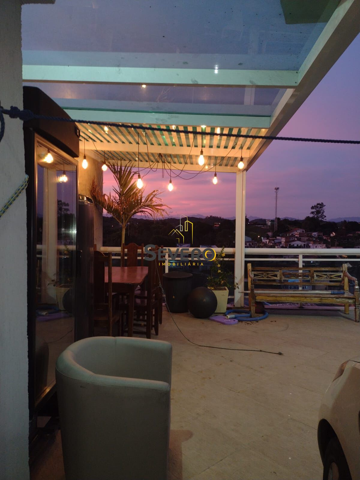 Casa à venda com 4 quartos, 240m² - Foto 1