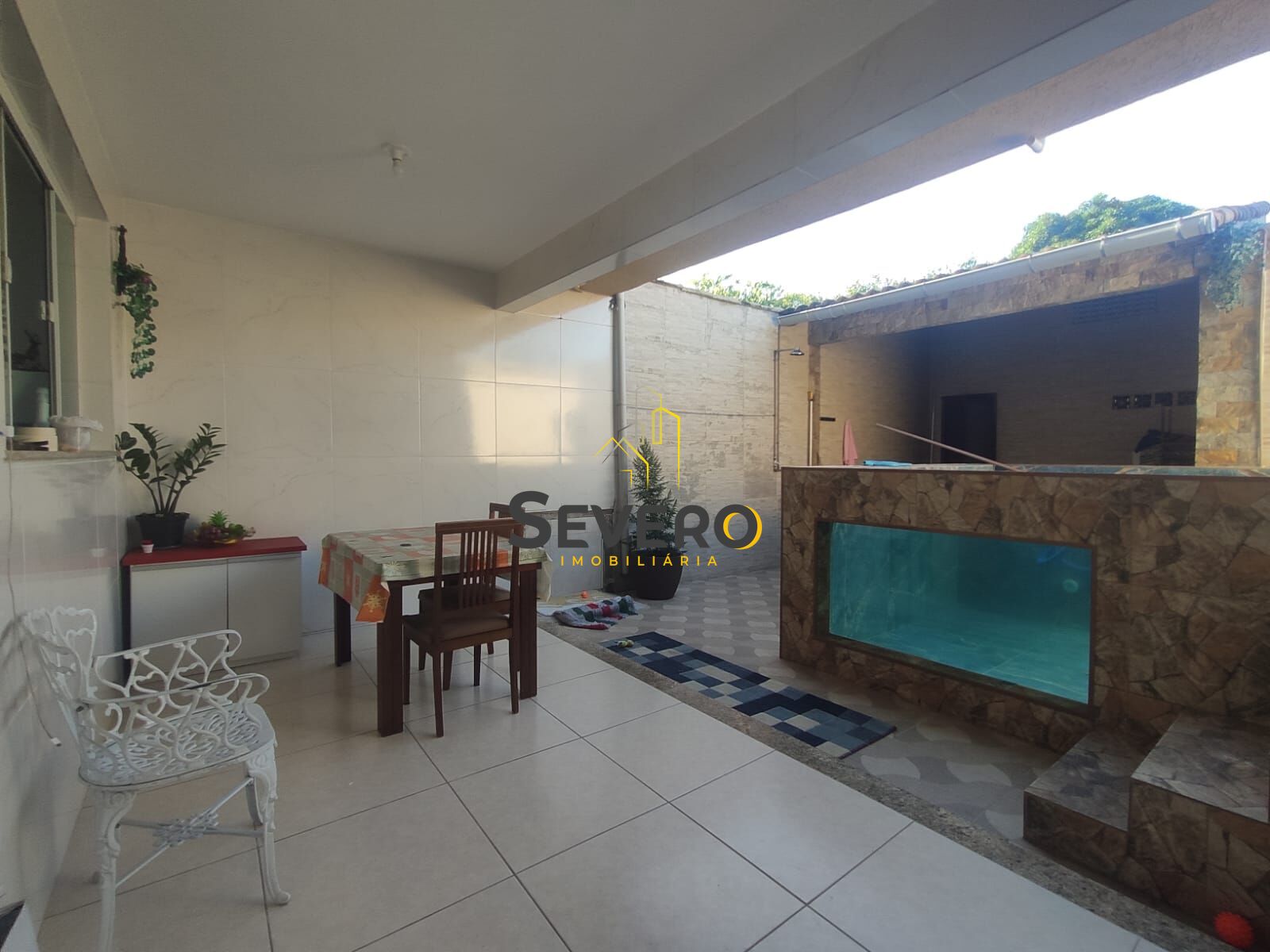 Casa à venda com 3 quartos, 200m² - Foto 1