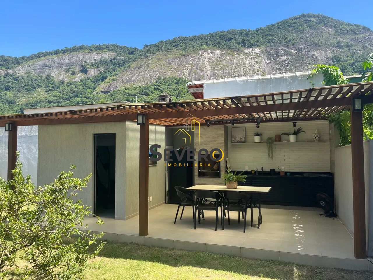 Casa à venda com 3 quartos, 200m² - Foto 1