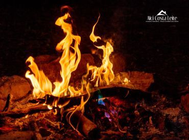 A Magia do Fire Place Externo: Elegância e Conforto ao Lado da Piscina