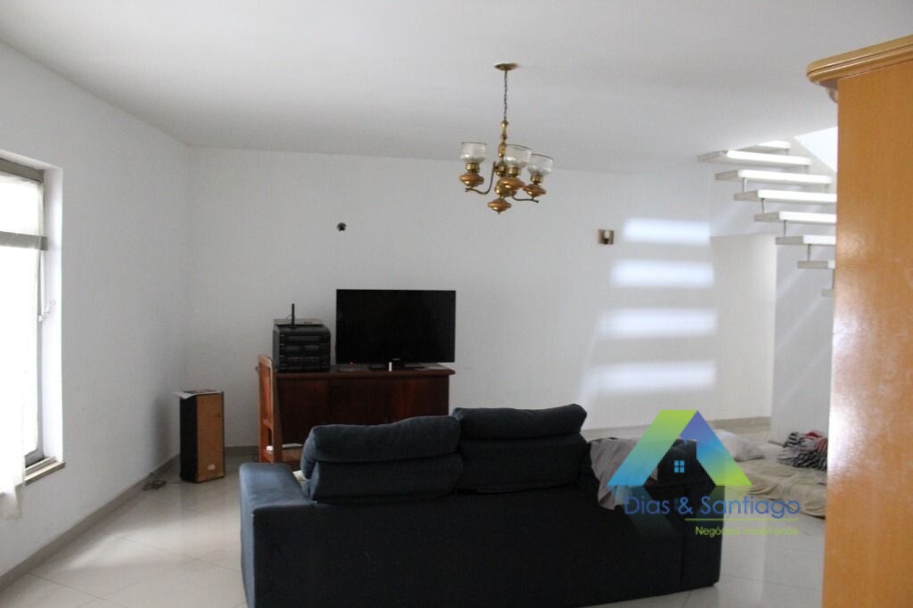 Casa para alugar com 4 quartos, 406m² - Foto 1