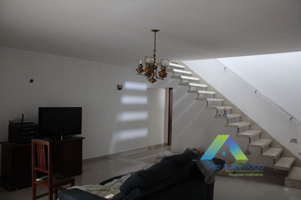 Casa para alugar com 4 quartos, 406m² - Foto 13