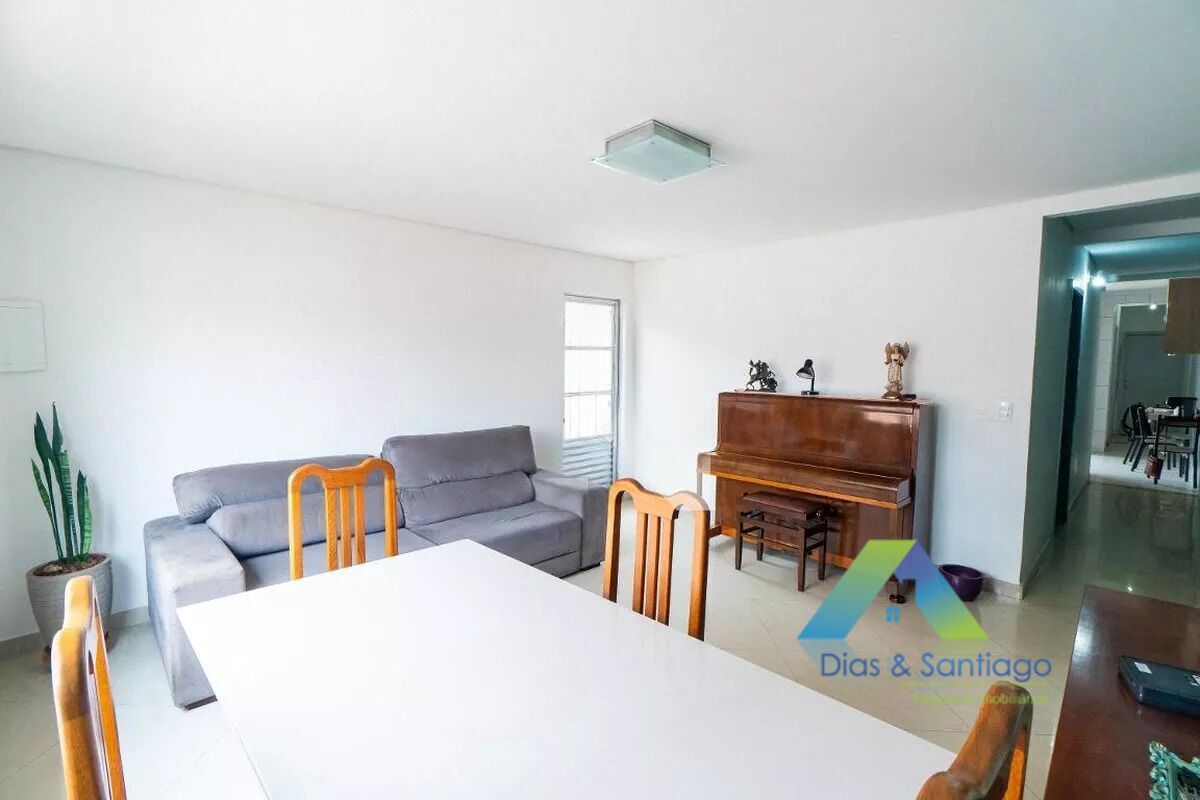 Casa à venda com 3 quartos, 210m² - Foto 2