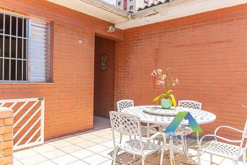 Casa à venda com 4 quartos, 210m² - Foto 1