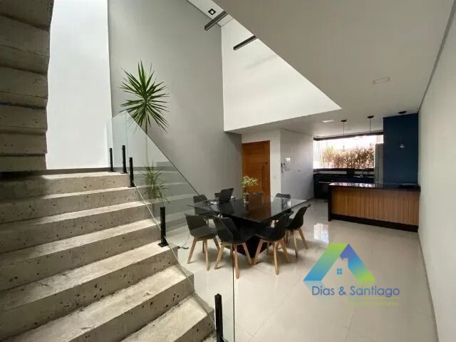 Sobrado à venda com 3 quartos, 200m² - Foto 1