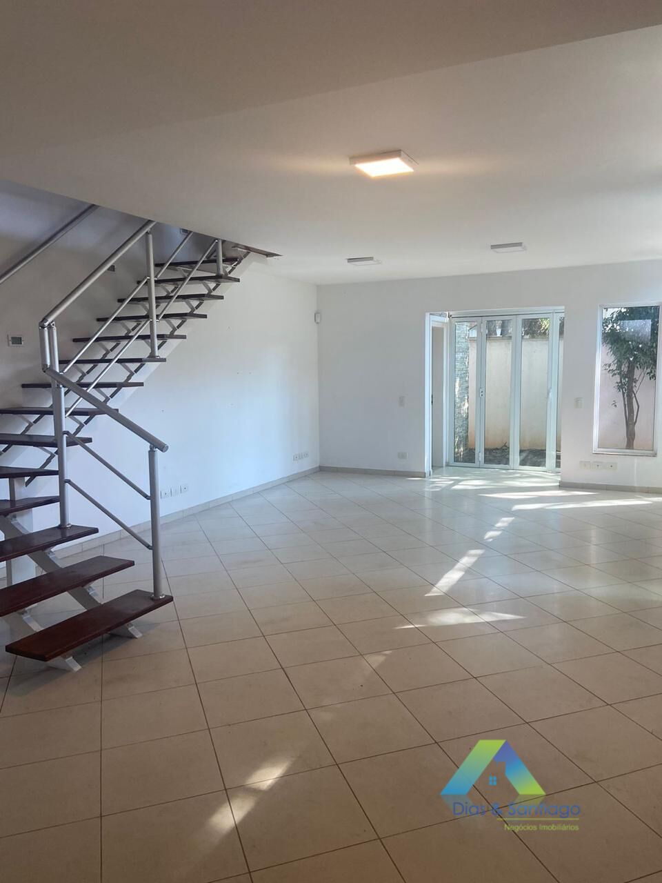 Sobrado para alugar com 4 quartos, 250m² - Foto 1