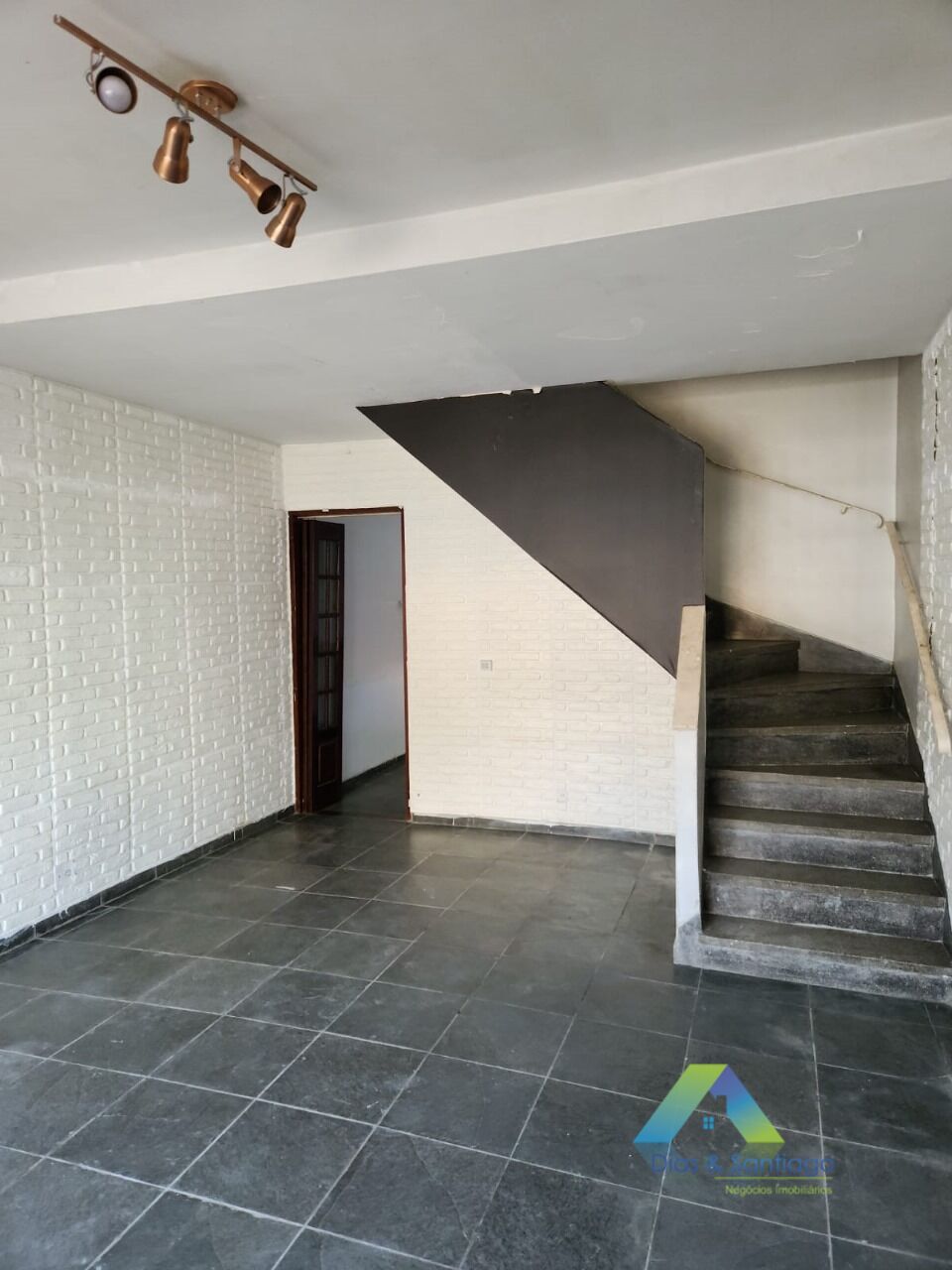 Sobrado para alugar com 2 quartos, 120m² - Foto 1