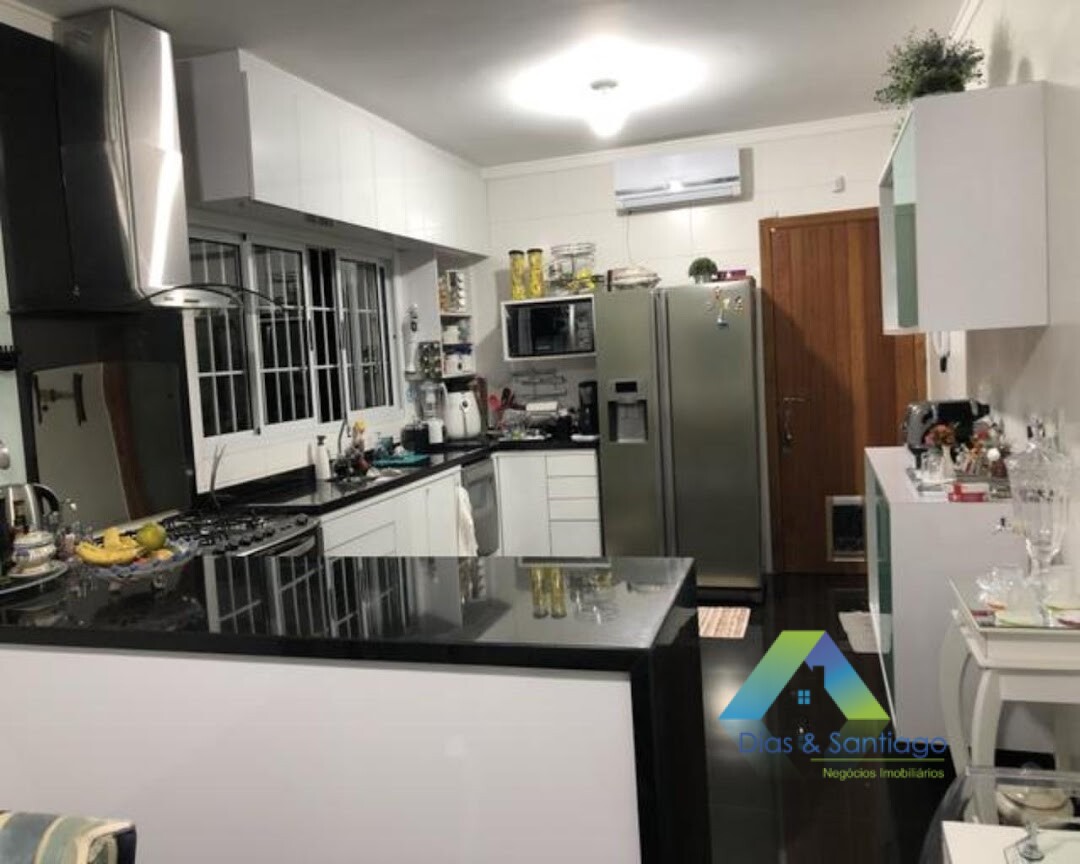 Sobrado à venda com 3 quartos, 200m² - Foto 1