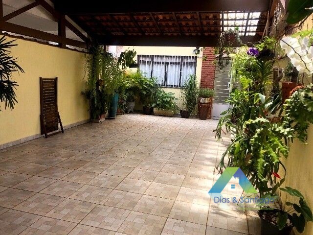 Sobrado à venda com 4 quartos, 200m² - Foto 1