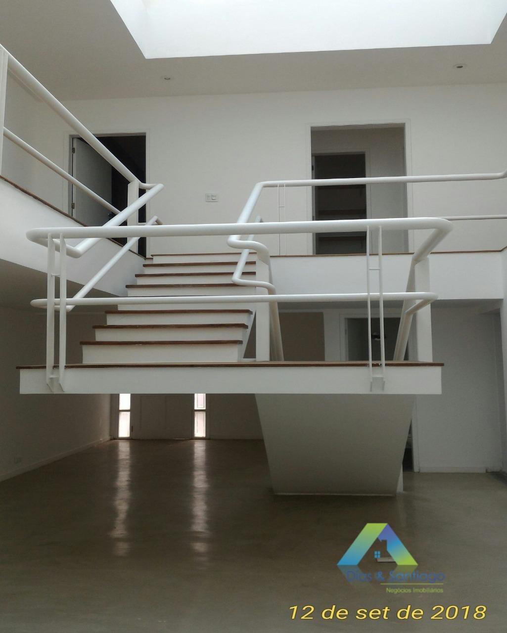 Sobrado à venda com 4 quartos, 350m² - Foto 1