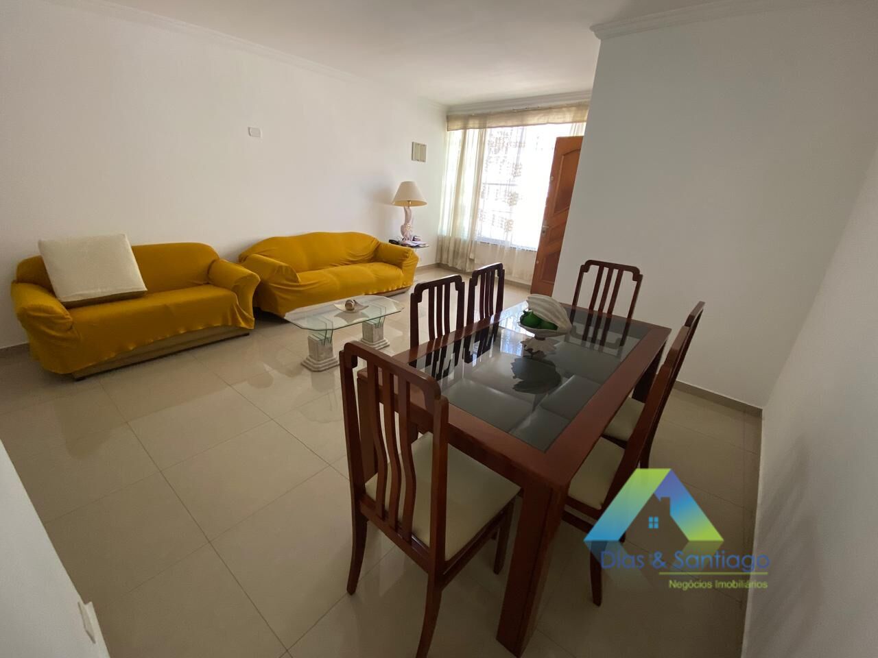 Casa à venda com 3 quartos, 241m² - Foto 1