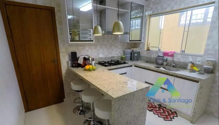 Casa à venda com 4 quartos, 250m² - Foto 2