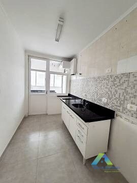 Apartamento à venda com 2 quartos, 75m² - Foto 2