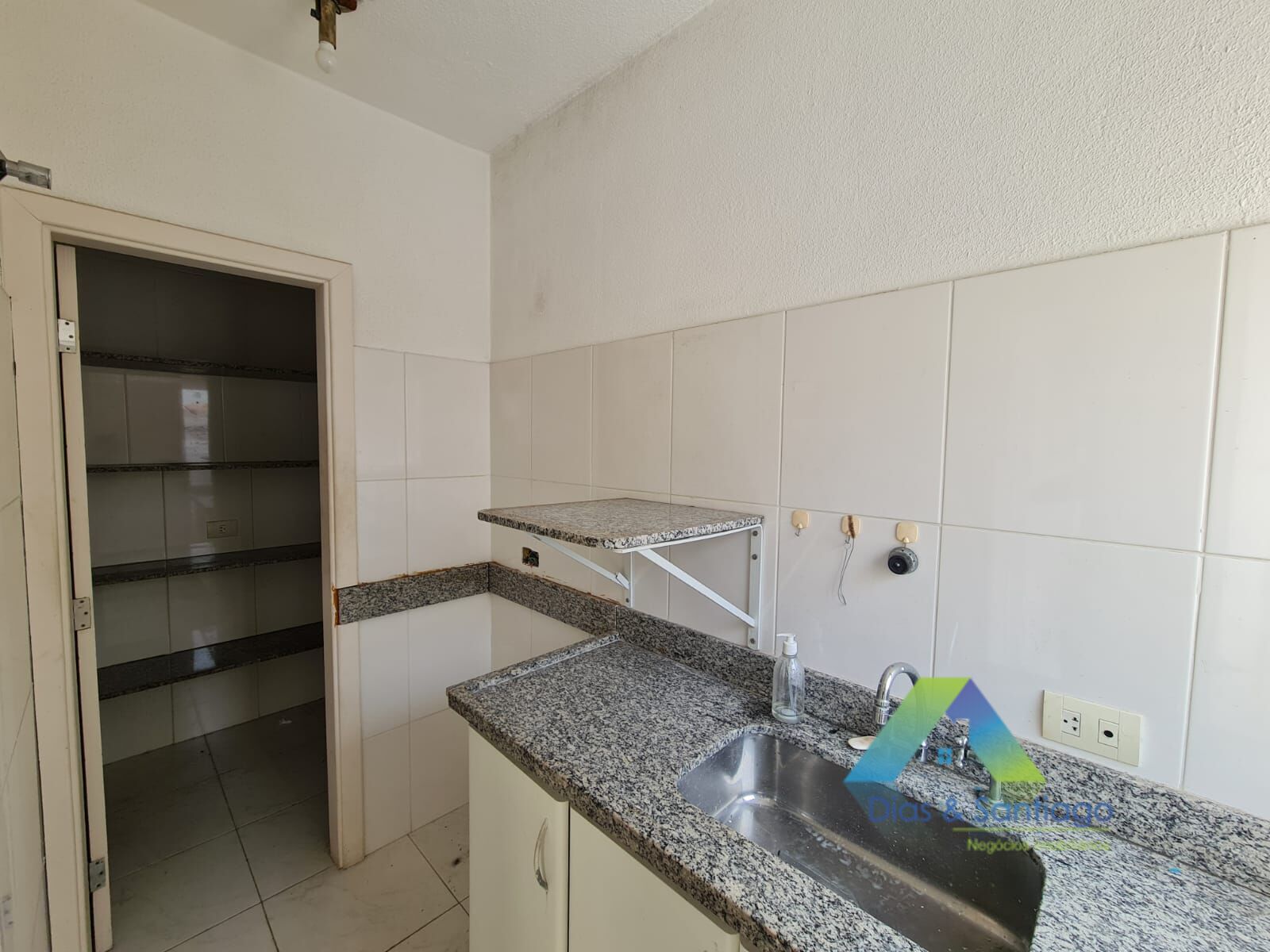 Casa à venda com 4 quartos, 210m² - Foto 2