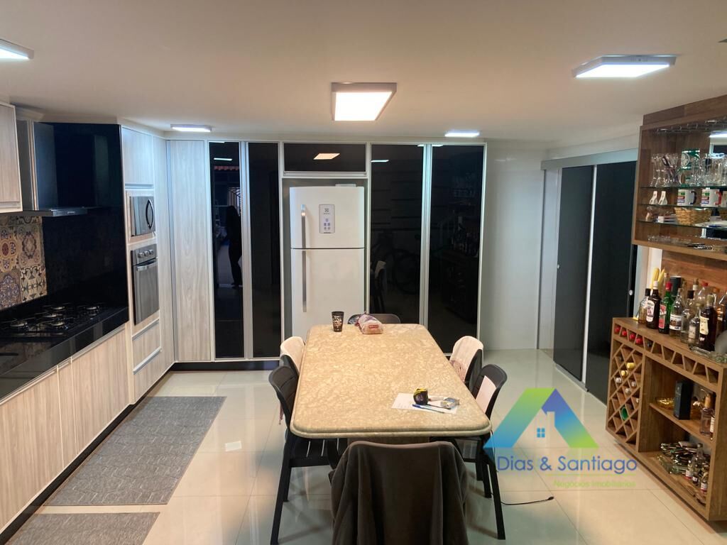 Sobrado à venda com 4 quartos, 320m² - Foto 2